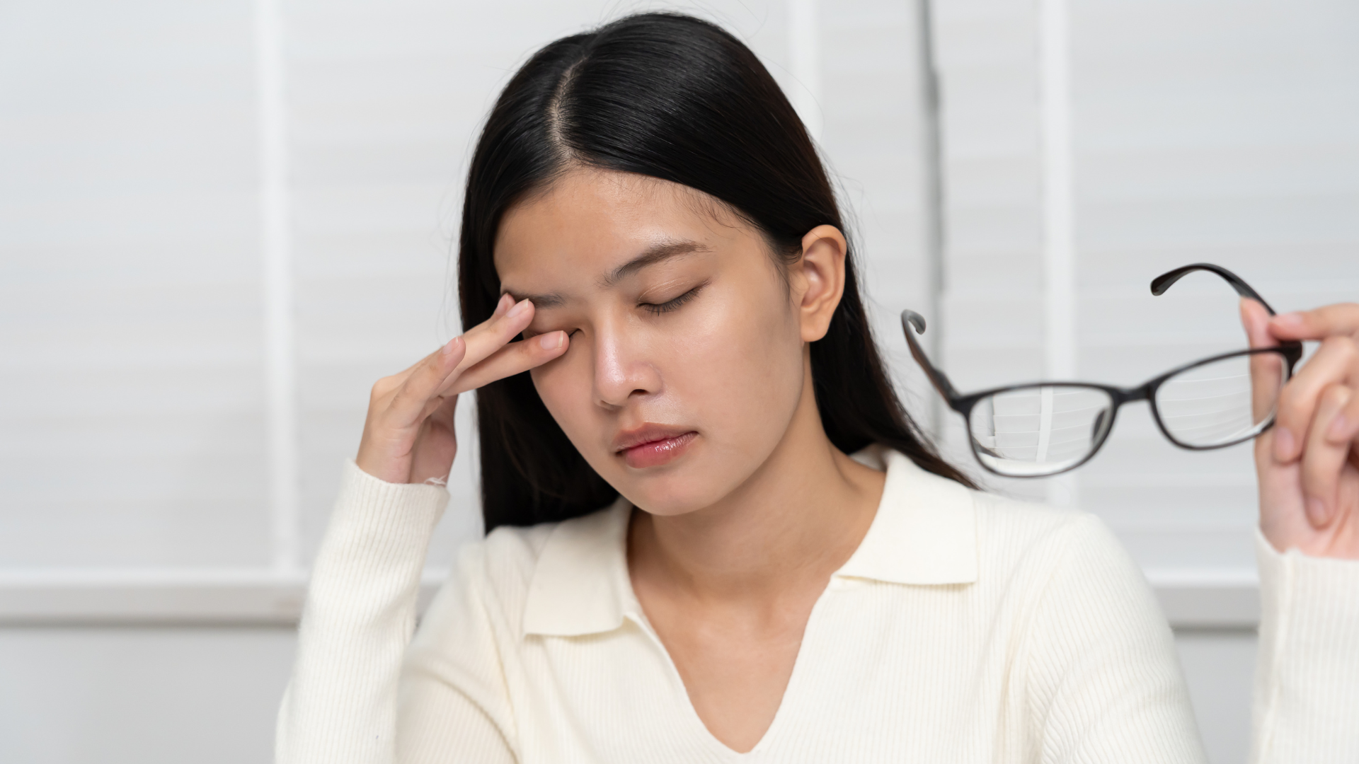 Why the TryGlowly Anti-Fatigue Eye Massager Is the Secret to Looking Awake Without Makeup